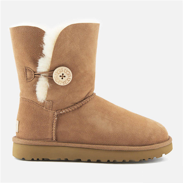 【码全一双免邮】UGG 女士纽扣沙色中筒雪地靴 ￥946 